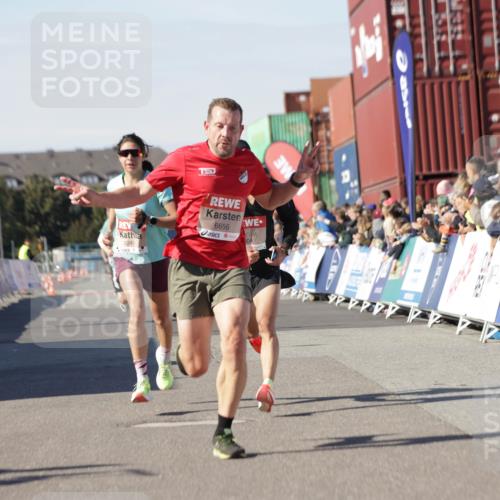 03.10.2025 - Köhlbrandbrückenlauf Jannik Wohlers http://msf.ph/oto/9088350 03.10.2025 12:53:27 Ziel 4029, 4142, 4155, 5786, 6241, 6656, 6804 meine-sportfotos.de