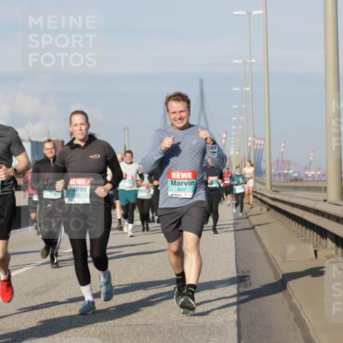 03.10.2025 - Köhlbrandbrückenlauf Jannik Wohlers http://msf.ph/oto/9088364 03.10.2025 09:58:08 Position 3 3470, 3471, 3037 meine-sportfotos.de