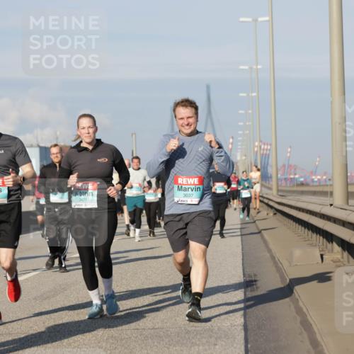 03.10.2025 - Köhlbrandbrückenlauf Jannik Wohlers http://msf.ph/oto/9088370 03.10.2025 09:58:08 Position 3 3470, 3471, 3037 meine-sportfotos.de