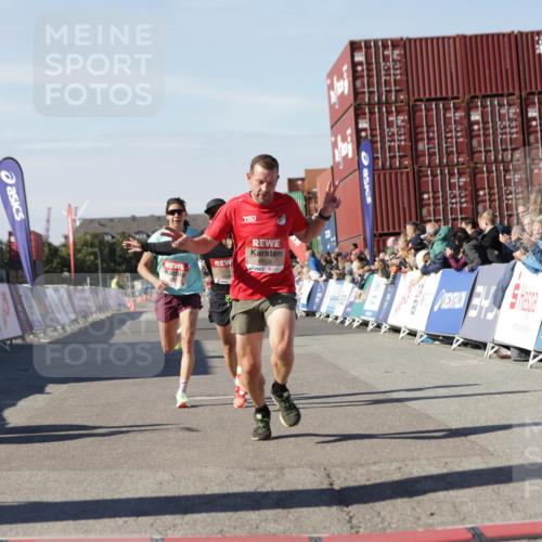 03.10.2025 - Köhlbrandbrückenlauf Jannik Wohlers http://msf.ph/oto/9088376 03.10.2025 12:53:28 Ziel 4029, 4142, 4155, 5786, 6241, 6656, 6804 meine-sportfotos.de