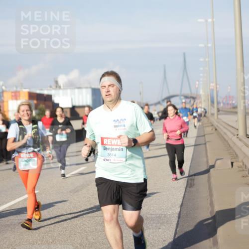 03.10.2025 - Köhlbrandbrückenlauf Jannik Wohlers http://msf.ph/oto/9088395 03.10.2025 10:09:01 Position 3 30, 2020, 3161, 3614 meine-sportfotos.de