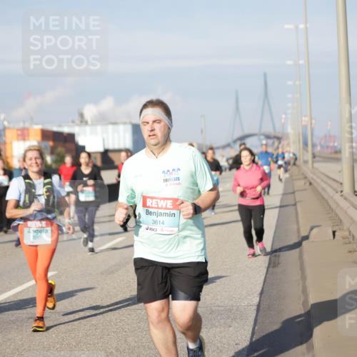 03.10.2025 - Köhlbrandbrückenlauf Jannik Wohlers http://msf.ph/oto/9088403 03.10.2025 10:09:01 Position 3 2828, 3161, 3614 meine-sportfotos.de