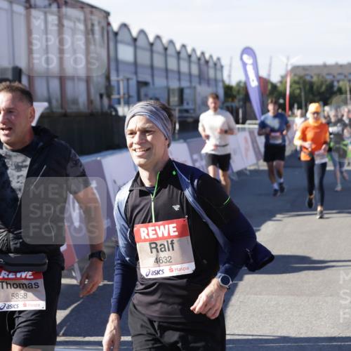03.10.2025 - Köhlbrandbrückenlauf Jannik Wohlers http://msf.ph/oto/9088490 03.10.2025 13:19:13 Ziel 4143, 4593, 4630, 4631, 4632, 4690, 4725, 4727, 4816, 4828, 4876, 4996, 5027, 5853, 5858, 6088, 6127, 6225, 6226, 6576 meine-sportfotos.de