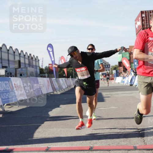 03.10.2025 - Köhlbrandbrückenlauf Jannik Wohlers http://msf.ph/oto/9088608 03.10.2025 12:53:29 Ziel 4029, 4142, 4155, 6241, 6656, 6804 meine-sportfotos.de