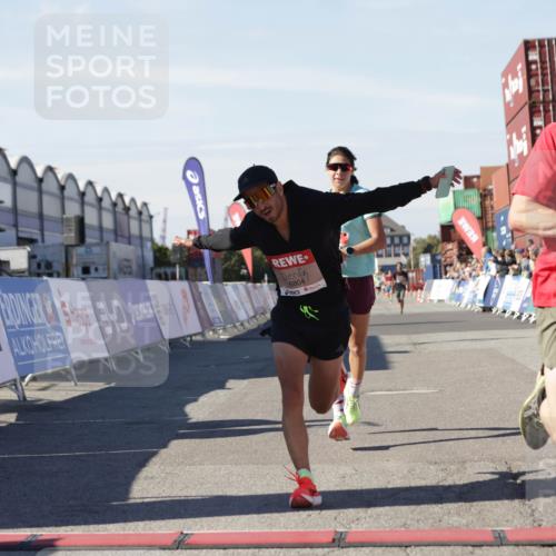 03.10.2025 - Köhlbrandbrückenlauf Jannik Wohlers http://msf.ph/oto/9088630 03.10.2025 12:53:29 Ziel 4029, 4142, 4155, 6241, 6656, 6804 meine-sportfotos.de