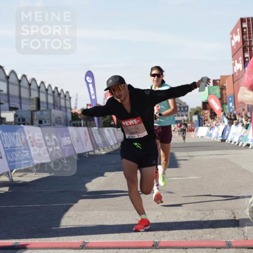 03.10.2025 - Köhlbrandbrückenlauf Jannik Wohlers http://msf.ph/oto/9088639 03.10.2025 12:53:29 Ziel 4029, 4142, 4155, 6241, 6656, 6804 meine-sportfotos.de
