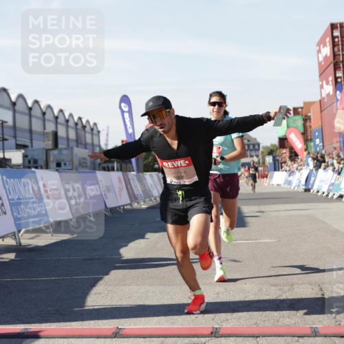 03.10.2025 - Köhlbrandbrückenlauf Jannik Wohlers http://msf.ph/oto/9088649 03.10.2025 12:53:29 Ziel 4029, 4142, 4155, 6241, 6656, 6804 meine-sportfotos.de