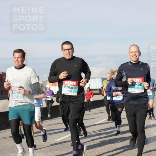 03.10.2025 - Köhlbrandbrückenlauf Jannik Wohlers http://msf.ph/oto/9088659 03.10.2025 09:58:15 Position 3 1782, 1588, 2230, 1892 meine-sportfotos.de