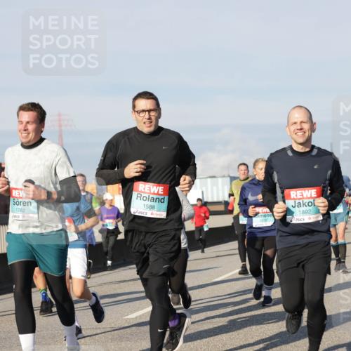 03.10.2025 - Köhlbrandbrückenlauf Jannik Wohlers http://msf.ph/oto/9088661 03.10.2025 09:58:15 Position 3 1782, 1588, 2230, 1892 meine-sportfotos.de