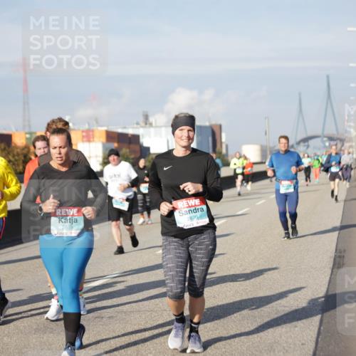 03.10.2025 - Köhlbrandbrückenlauf Jannik Wohlers http://msf.ph/oto/9088678 03.10.2025 10:09:08 Position 3 2869, 3023, 2870 meine-sportfotos.de