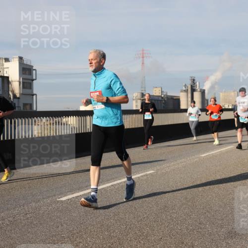 03.10.2025 - Köhlbrandbrückenlauf Lena Gebhardt http://msf.ph/oto/9088693 03.10.2025 10:06:46 Position 2 2023, 3729 meine-sportfotos.de
