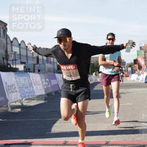 03.10.2025 - Köhlbrandbrückenlauf Jannik Wohlers http://msf.ph/oto/9088746 03.10.2025 12:53:29 Ziel 4029, 4142, 4155, 6241, 6656, 6804 meine-sportfotos.de
