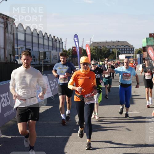 03.10.2025 - Köhlbrandbrückenlauf Jannik Wohlers http://msf.ph/oto/9088822 03.10.2025 13:19:16 Ziel 4143, 4593, 4631, 4632, 4690, 4725, 4727, 4816, 4828, 4876, 4996, 5853, 5858, 6057, 6088, 6127, 6225, 6226, 6576 meine-sportfotos.de