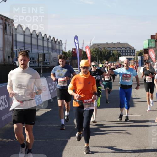 03.10.2025 - Köhlbrandbrückenlauf Jannik Wohlers http://msf.ph/oto/9088836 03.10.2025 13:19:16 Ziel 4143, 4593, 4631, 4632, 4690, 4725, 4727, 4816, 4828, 4876, 4996, 5853, 5858, 6057, 6088, 6127, 6225, 6226, 6576 meine-sportfotos.de