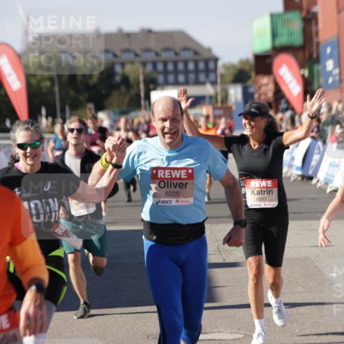 03.10.2025 - Köhlbrandbrückenlauf Jannik Wohlers http://msf.ph/oto/9088906 03.10.2025 13:19:17 Ziel 4143, 4593, 4631, 4632, 4690, 4725, 4727, 4816, 4828, 4876, 4996, 5443, 5451, 5853, 5858, 6057, 6088, 6225, 6226, 6230, 6576 meine-sportfotos.de