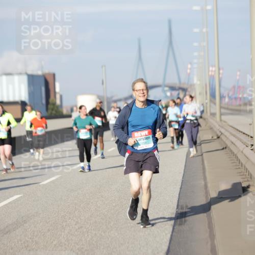 03.10.2025 - Köhlbrandbrückenlauf Jannik Wohlers http://msf.ph/oto/9088937 03.10.2025 10:09:15 Position 3 2259 meine-sportfotos.de