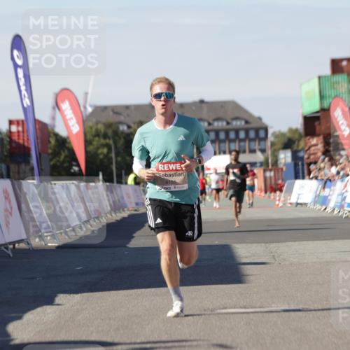 03.10.2025 - Köhlbrandbrückenlauf Jannik Wohlers http://msf.ph/oto/9089003 03.10.2025 12:53:32 Ziel 4029, 4155, 6241, 6656, 6804 meine-sportfotos.de