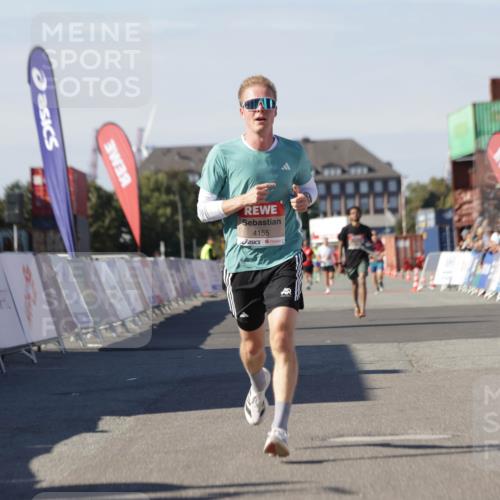 03.10.2025 - Köhlbrandbrückenlauf Jannik Wohlers http://msf.ph/oto/9089037 03.10.2025 12:53:32 Ziel 4029, 4155, 6241, 6656, 6804 meine-sportfotos.de