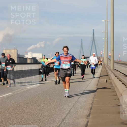 03.10.2025 - Köhlbrandbrückenlauf Lena Gebhardt http://msf.ph/oto/9089045 03.10.2025 10:06:59 Position 2  meine-sportfotos.de