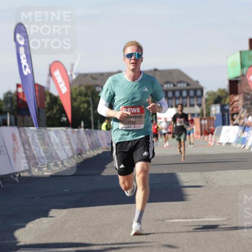 03.10.2025 - Köhlbrandbrückenlauf Jannik Wohlers http://msf.ph/oto/9089051 03.10.2025 12:53:32 Ziel 4029, 4155, 6241, 6656, 6804 meine-sportfotos.de