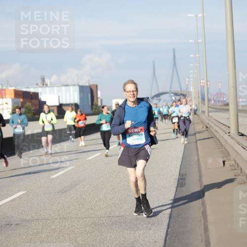 03.10.2025 - Köhlbrandbrückenlauf Jannik Wohlers http://msf.ph/oto/9089052 03.10.2025 10:09:16 Position 3 2259 meine-sportfotos.de