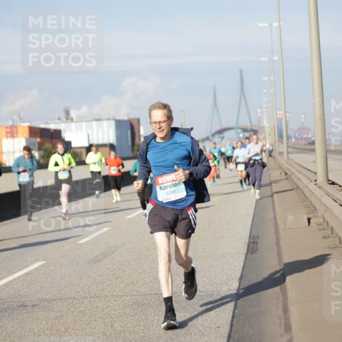 03.10.2025 - Köhlbrandbrückenlauf Jannik Wohlers http://msf.ph/oto/9089058 03.10.2025 10:09:17 Position 3 2259 meine-sportfotos.de