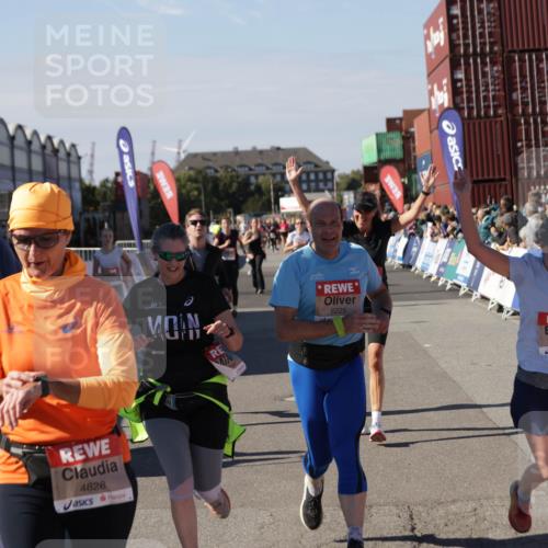 03.10.2025 - Köhlbrandbrückenlauf Jannik Wohlers http://msf.ph/oto/9089067 03.10.2025 13:19:18 Ziel 4143, 4593, 4631, 4632, 4690, 4725, 4727, 4816, 4828, 4876, 4996, 5443, 5451, 5853, 5858, 6057, 6088, 6225, 6226, 6230, 6576 meine-sportfotos.de