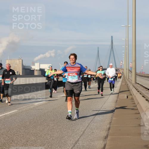 03.10.2025 - Köhlbrandbrückenlauf Lena Gebhardt http://msf.ph/oto/9089069 03.10.2025 10:07:00 Position 2 2935 meine-sportfotos.de