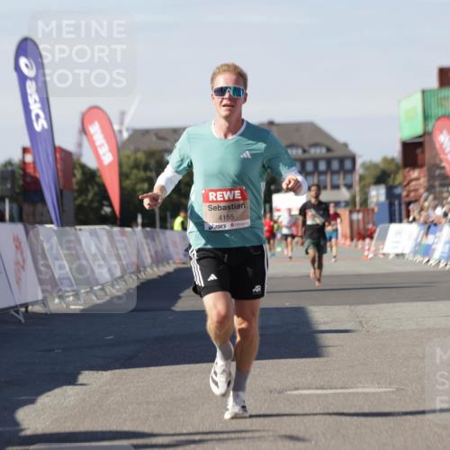 03.10.2025 - Köhlbrandbrückenlauf Jannik Wohlers http://msf.ph/oto/9089072 03.10.2025 12:53:32 Ziel 4029, 4155, 6241, 6656, 6804 meine-sportfotos.de