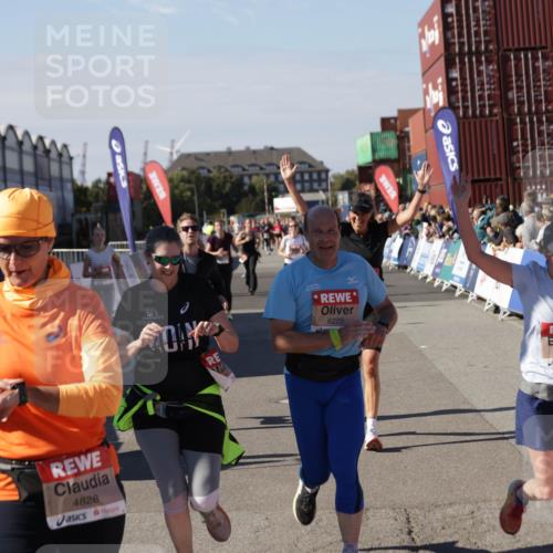 03.10.2025 - Köhlbrandbrückenlauf Jannik Wohlers http://msf.ph/oto/9089076 03.10.2025 13:19:18 Ziel 4143, 4593, 4631, 4632, 4690, 4725, 4727, 4816, 4828, 4876, 4996, 5443, 5451, 5853, 5858, 6057, 6088, 6225, 6226, 6230, 6576 meine-sportfotos.de