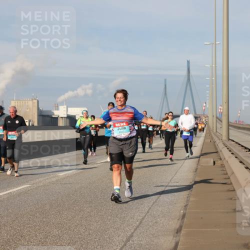 03.10.2025 - Köhlbrandbrückenlauf Lena Gebhardt http://msf.ph/oto/9089077 03.10.2025 10:07:00 Position 2 2935 meine-sportfotos.de
