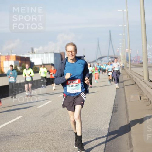 03.10.2025 - Köhlbrandbrückenlauf Jannik Wohlers http://msf.ph/oto/9089082 03.10.2025 10:09:17 Position 3 2259 meine-sportfotos.de
