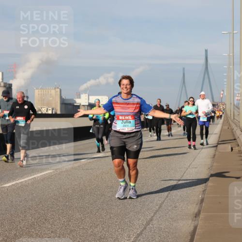 03.10.2025 - Köhlbrandbrückenlauf Lena Gebhardt http://msf.ph/oto/9089103 03.10.2025 10:07:00 Position 2 2935 meine-sportfotos.de