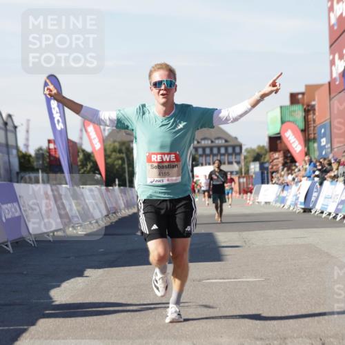 03.10.2025 - Köhlbrandbrückenlauf Jannik Wohlers http://msf.ph/oto/9089106 03.10.2025 12:53:33 Ziel 4029, 4155, 6241, 6656, 6804 meine-sportfotos.de