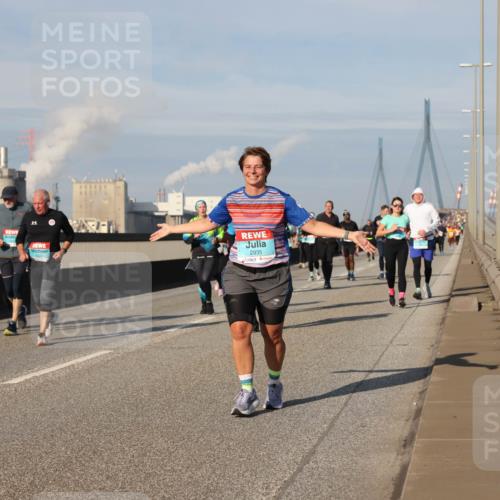 03.10.2025 - Köhlbrandbrückenlauf Lena Gebhardt http://msf.ph/oto/9089113 03.10.2025 10:07:01 Position 2 2935 meine-sportfotos.de
