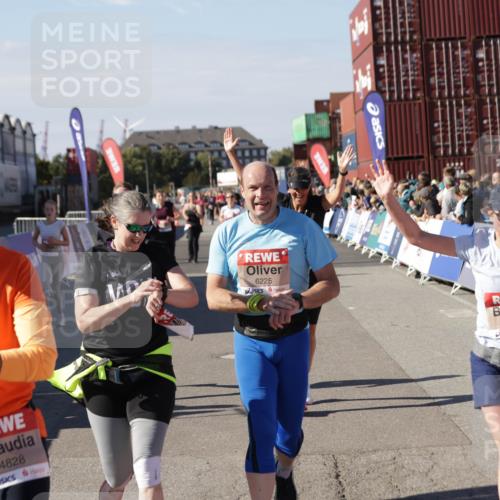 03.10.2025 - Köhlbrandbrückenlauf Jannik Wohlers http://msf.ph/oto/9089133 03.10.2025 13:19:18 Ziel 4143, 4593, 4631, 4632, 4690, 4725, 4727, 4816, 4828, 4876, 4996, 5443, 5451, 5853, 5858, 6057, 6088, 6225, 6226, 6230, 6576 meine-sportfotos.de