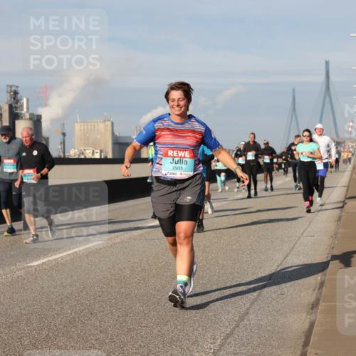 03.10.2025 - Köhlbrandbrückenlauf Lena Gebhardt http://msf.ph/oto/9089143 03.10.2025 10:07:01 Position 2 2935 meine-sportfotos.de