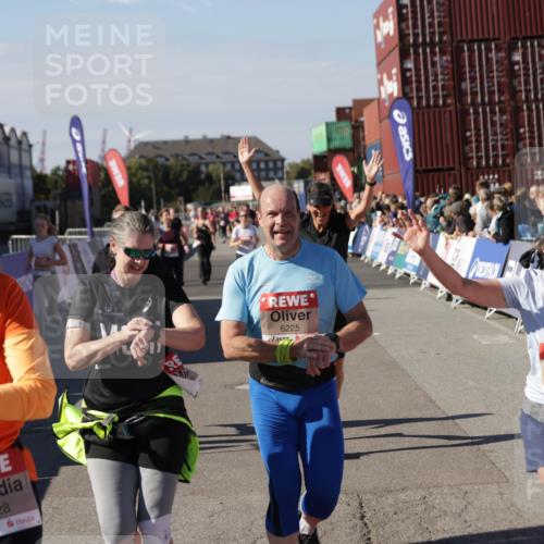 03.10.2025 - Köhlbrandbrückenlauf Jannik Wohlers http://msf.ph/oto/9089144 03.10.2025 13:19:18 Ziel 4143, 4593, 4631, 4632, 4690, 4725, 4727, 4816, 4828, 4876, 4996, 5443, 5451, 5853, 5858, 6057, 6088, 6225, 6226, 6230, 6576 meine-sportfotos.de