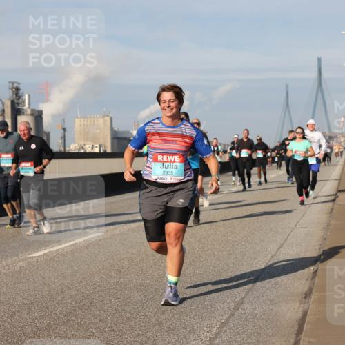 03.10.2025 - Köhlbrandbrückenlauf Lena Gebhardt http://msf.ph/oto/9089157 03.10.2025 10:07:01 Position 2 2935 meine-sportfotos.de