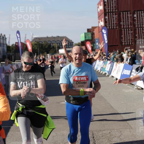 03.10.2025 - Köhlbrandbrückenlauf Jannik Wohlers http://msf.ph/oto/9089174 03.10.2025 13:19:19 Ziel 4143, 4593, 4631, 4632, 4690, 4725, 4727, 4816, 4828, 4996, 5443, 5451, 5853, 5858, 6057, 6225, 6226, 6230, 6576 meine-sportfotos.de