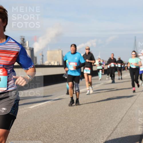 03.10.2025 - Köhlbrandbrückenlauf Lena Gebhardt http://msf.ph/oto/9089179 03.10.2025 10:07:03 Position 2 2935 meine-sportfotos.de