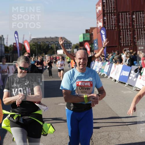 03.10.2025 - Köhlbrandbrückenlauf Jannik Wohlers http://msf.ph/oto/9089189 03.10.2025 13:19:19 Ziel 4143, 4593, 4631, 4632, 4690, 4725, 4727, 4816, 4828, 4996, 5443, 5451, 5853, 5858, 6057, 6225, 6226, 6230, 6576 meine-sportfotos.de