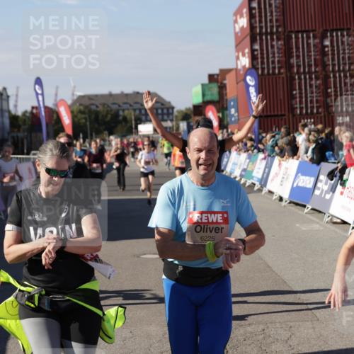 03.10.2025 - Köhlbrandbrückenlauf Jannik Wohlers http://msf.ph/oto/9089198 03.10.2025 13:19:19 Ziel 4143, 4593, 4631, 4632, 4690, 4725, 4727, 4816, 4828, 4996, 5443, 5451, 5853, 5858, 6057, 6225, 6226, 6230, 6576 meine-sportfotos.de