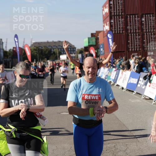 03.10.2025 - Köhlbrandbrückenlauf Jannik Wohlers http://msf.ph/oto/9089211 03.10.2025 13:19:19 Ziel 4143, 4593, 4631, 4632, 4690, 4725, 4727, 4816, 4828, 4996, 5443, 5451, 5853, 5858, 6057, 6225, 6226, 6230, 6576 meine-sportfotos.de