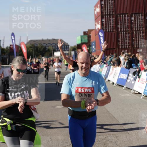 03.10.2025 - Köhlbrandbrückenlauf Jannik Wohlers http://msf.ph/oto/9089219 03.10.2025 13:19:19 Ziel 4143, 4593, 4631, 4632, 4690, 4725, 4727, 4816, 4828, 4996, 5443, 5451, 5853, 5858, 6057, 6225, 6226, 6230, 6576 meine-sportfotos.de