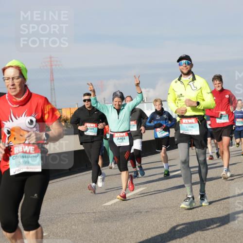 03.10.2025 - Köhlbrandbrückenlauf Jannik Wohlers http://msf.ph/oto/9089300 03.10.2025 09:58:31 Position 3 3699, 3395, 1337, 3748 meine-sportfotos.de