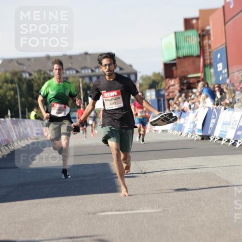 03.10.2025 - Köhlbrandbrückenlauf Jannik Wohlers http://msf.ph/oto/9089368 03.10.2025 12:53:38 Ziel 4043, 4155, 6241, 6624, 6656, 6804 meine-sportfotos.de