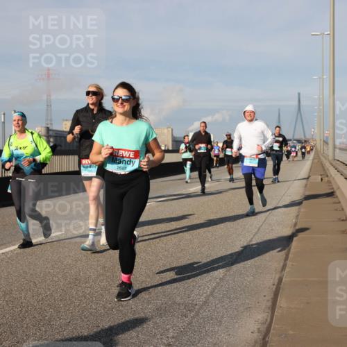 03.10.2025 - Köhlbrandbrückenlauf Lena Gebhardt http://msf.ph/oto/9089388 03.10.2025 10:07:07 Position 2 2681 meine-sportfotos.de