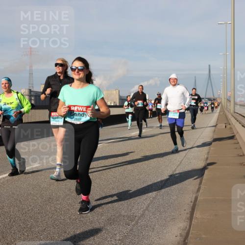 03.10.2025 - Köhlbrandbrückenlauf Lena Gebhardt http://msf.ph/oto/9089395 03.10.2025 10:07:07 Position 2 1001, 2681, 2845 meine-sportfotos.de