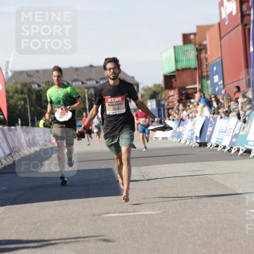 03.10.2025 - Köhlbrandbrückenlauf Jannik Wohlers http://msf.ph/oto/9089412 03.10.2025 12:53:39 Ziel 4043, 4155, 6241, 6624, 6804 meine-sportfotos.de